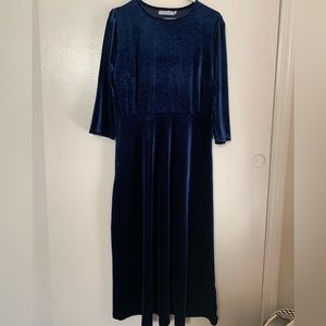 NWOT women’s size large blue velvet midi dress